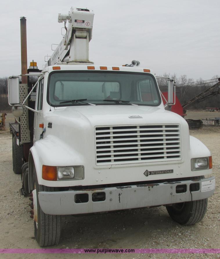 image for item AB9286 2000 International 4700 crane truck