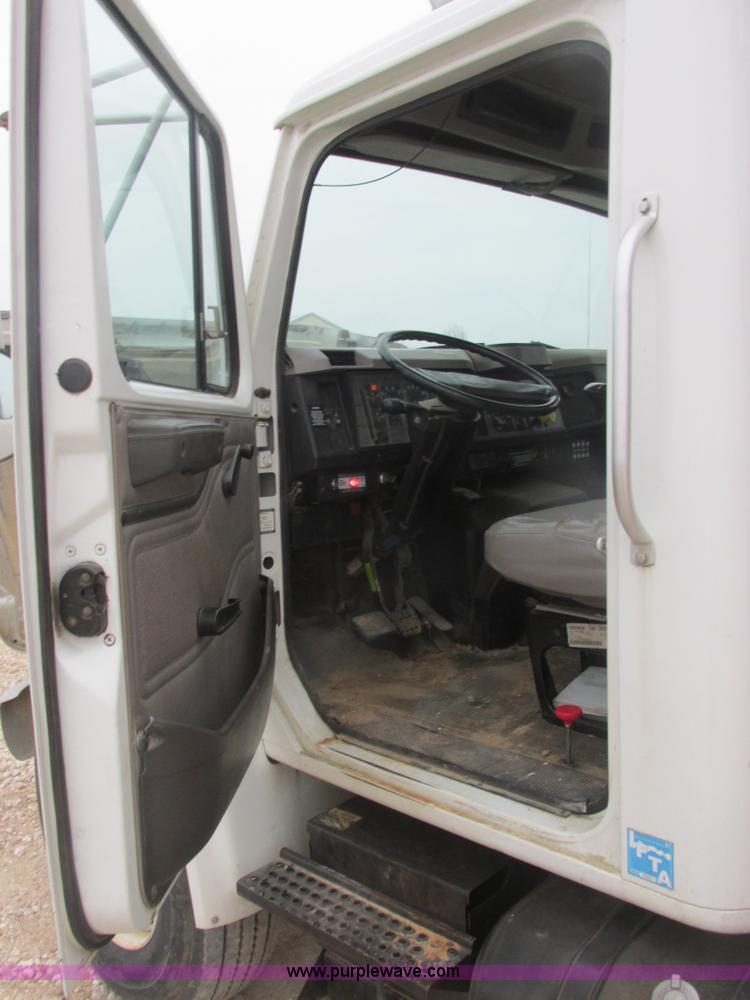 image for item AB9286 2000 International 4700 crane truck