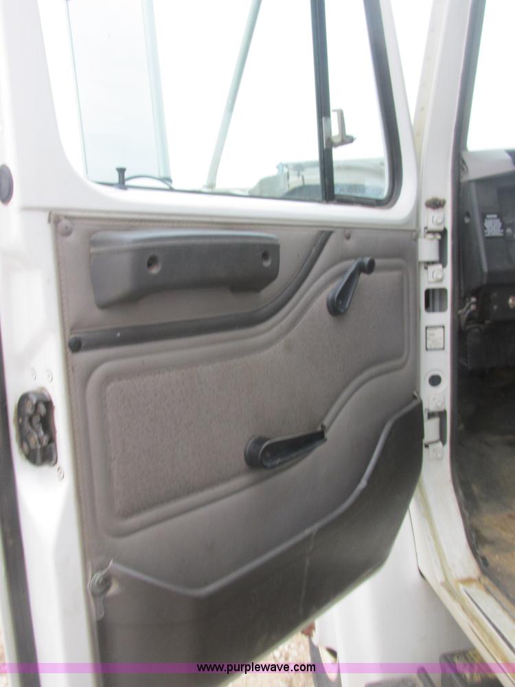 image for item AB9286 2000 International 4700 crane truck