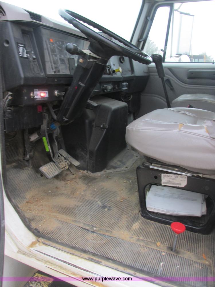 image for item AB9286 2000 International 4700 crane truck