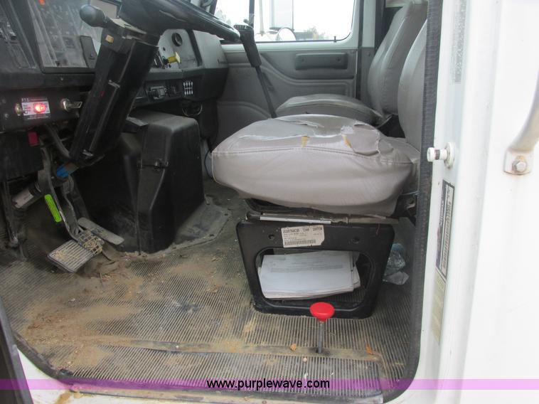 image for item AB9286 2000 International 4700 crane truck