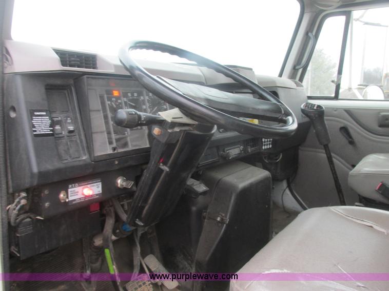 image for item AB9286 2000 International 4700 crane truck