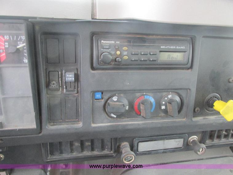 image for item AB9286 2000 International 4700 crane truck