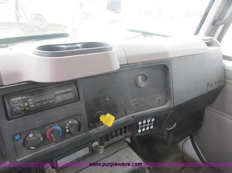 image for item AB9286 2000 International 4700 crane truck