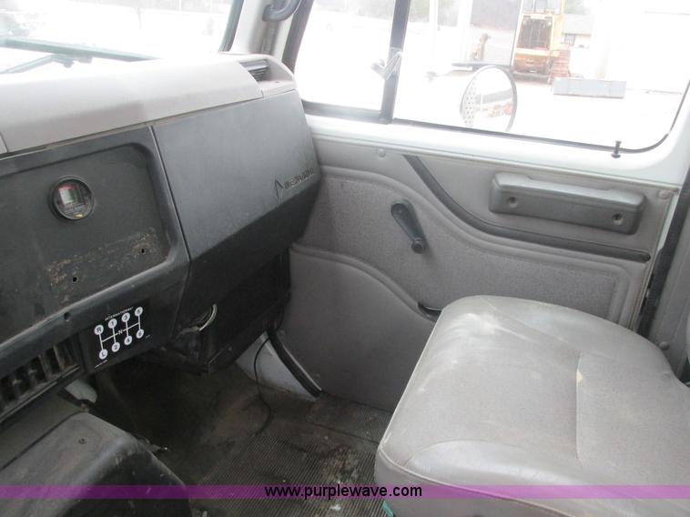 image for item AB9286 2000 International 4700 crane truck