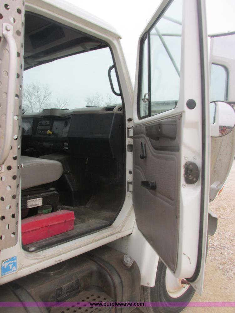 image for item AB9286 2000 International 4700 crane truck