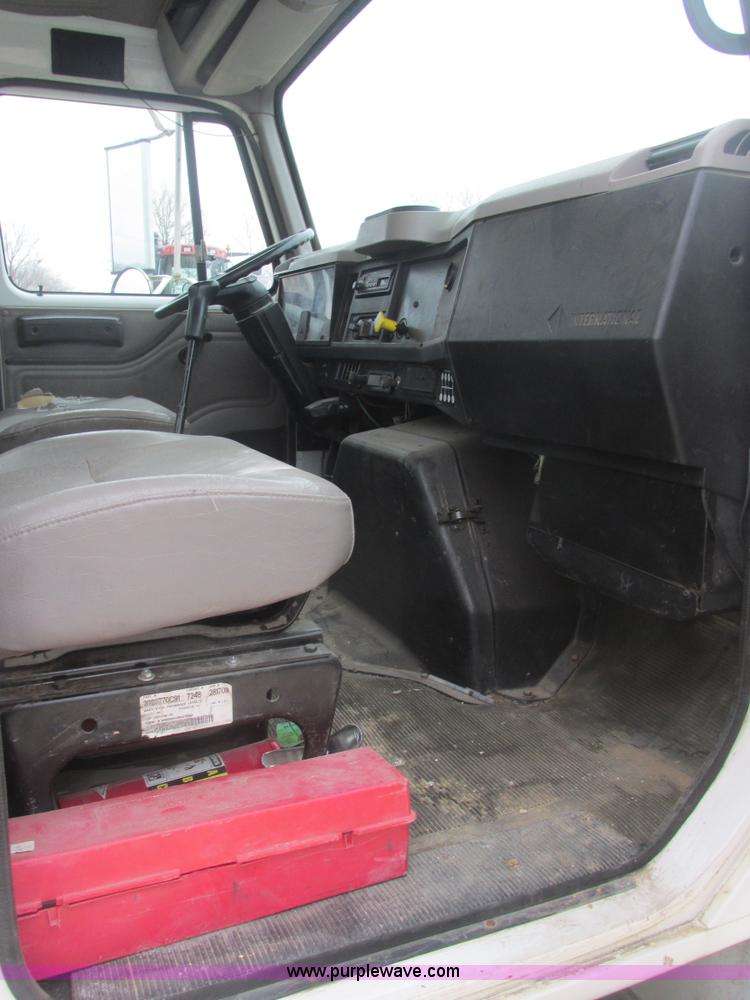 image for item AB9286 2000 International 4700 crane truck