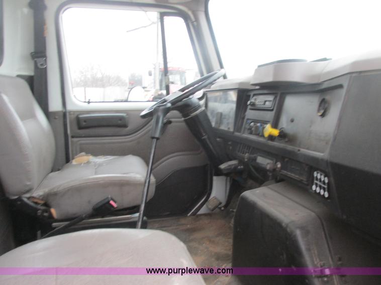 image for item AB9286 2000 International 4700 crane truck