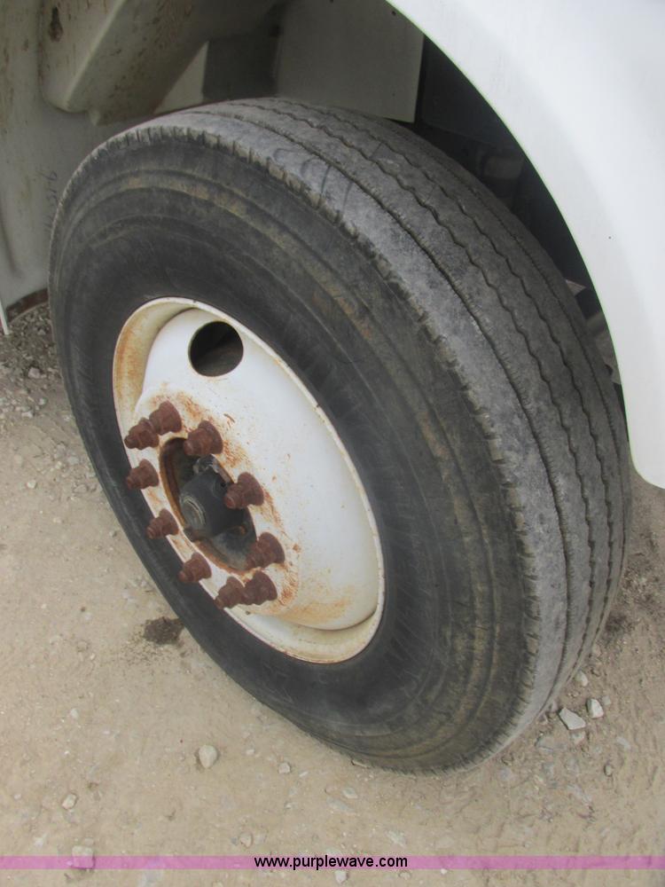 image for item AB9286 2000 International 4700 crane truck