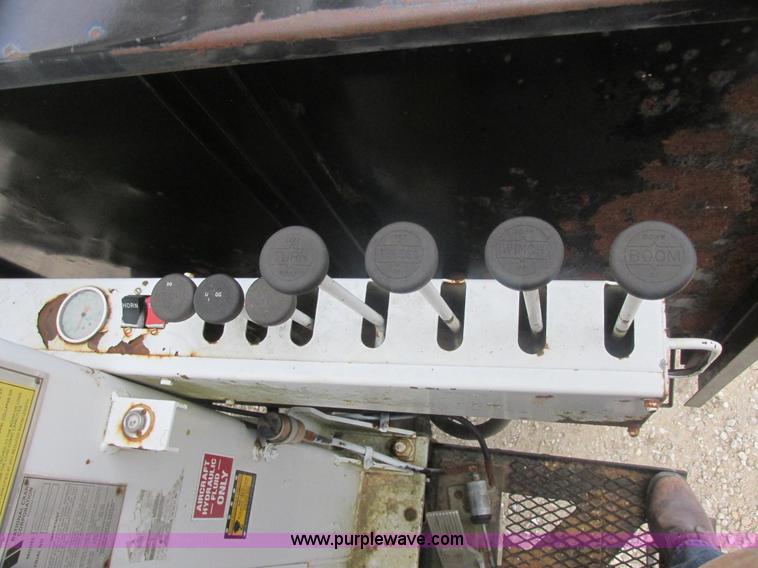 image for item AB9286 2000 International 4700 crane truck