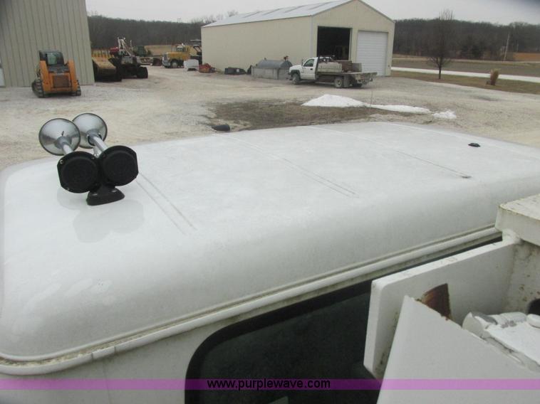 image for item AB9286 2000 International 4700 crane truck