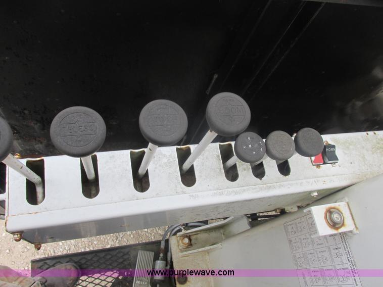 image for item AB9286 2000 International 4700 crane truck