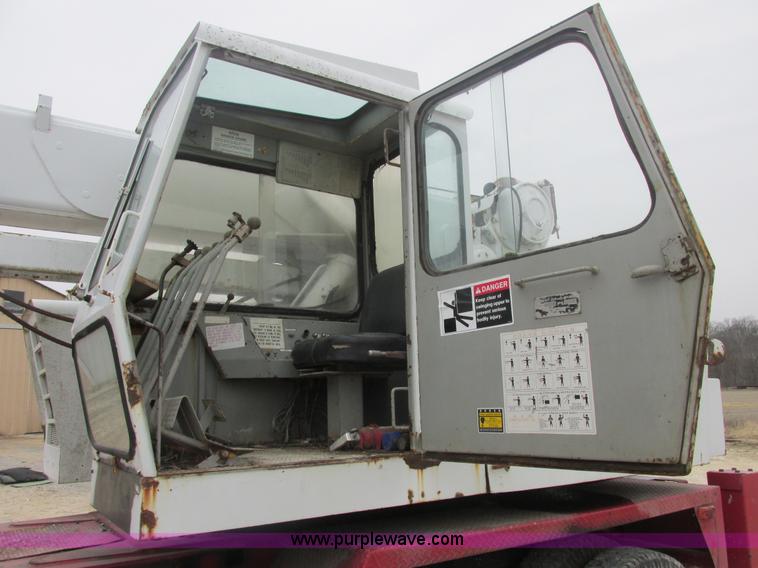 image for item AB9288 1972 Grove FWD crane truck