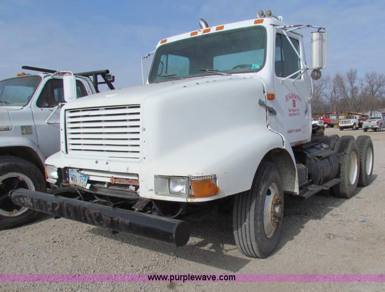 image for item AE9056 1991 International 8200 semi truck