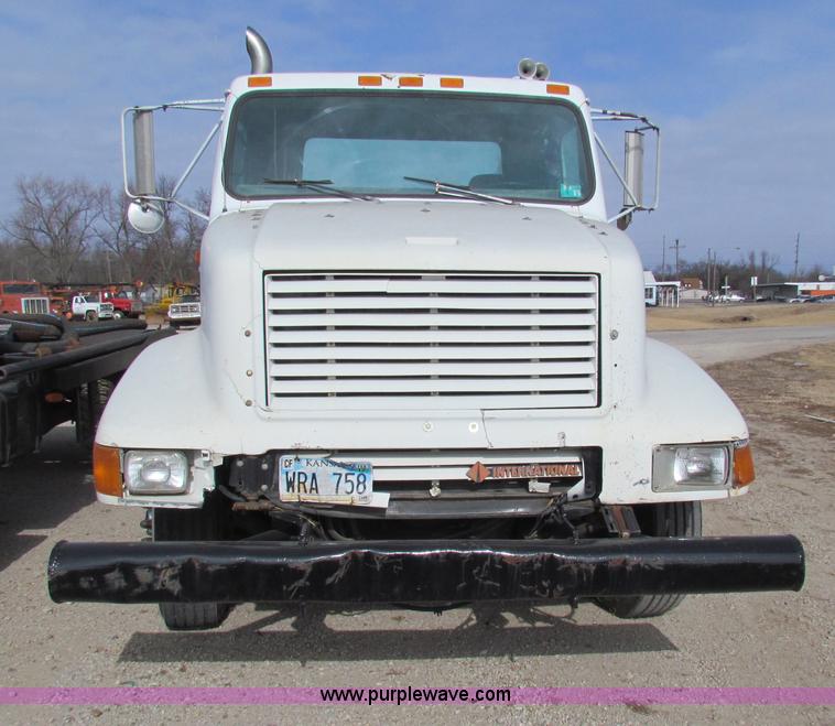 image for item AE9056 1991 International 8200 semi truck