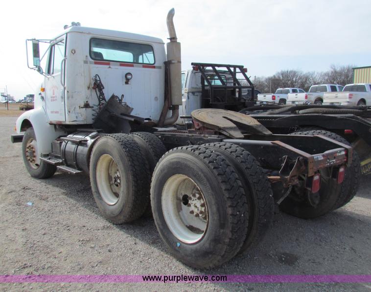 image for item AE9056 1991 International 8200 semi truck