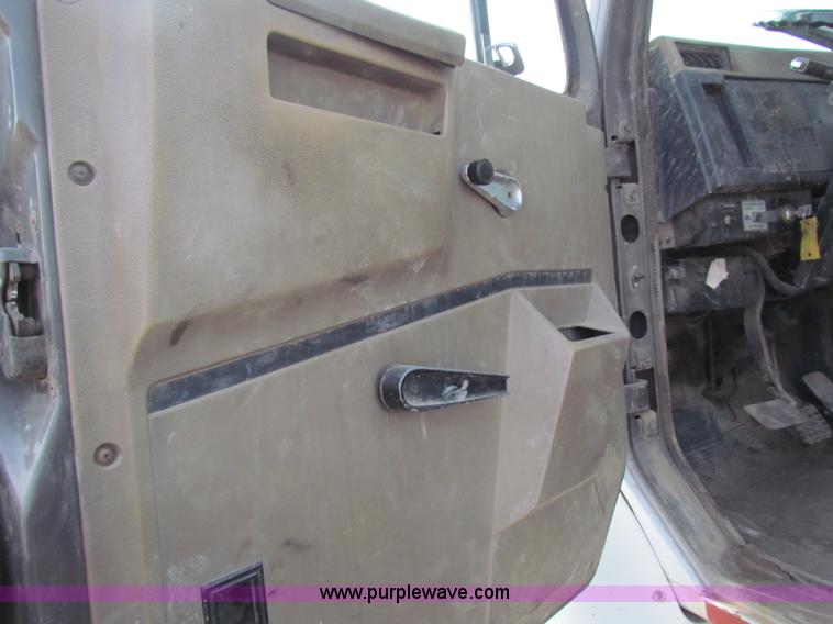 image for item AE9056 1991 International 8200 semi truck