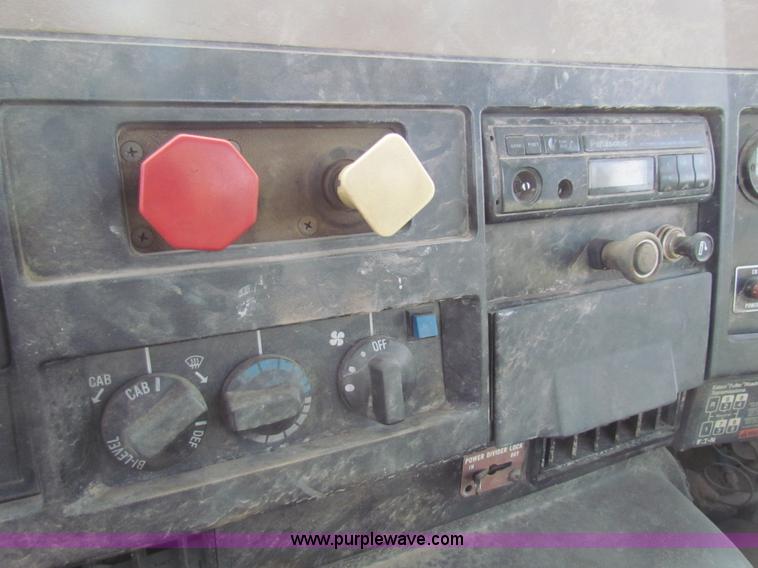 image for item AE9056 1991 International 8200 semi truck