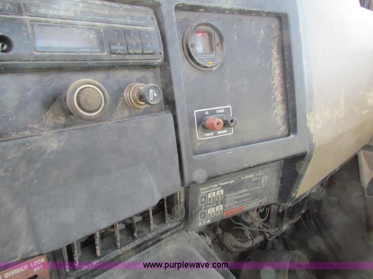 image for item AE9056 1991 International 8200 semi truck