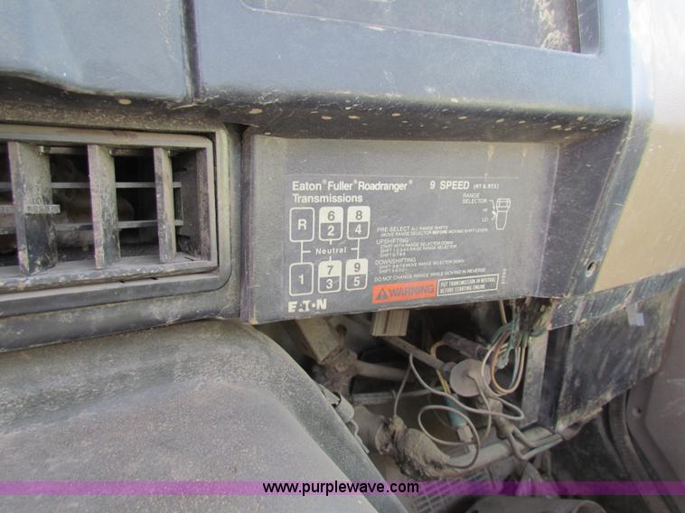 image for item AE9056 1991 International 8200 semi truck