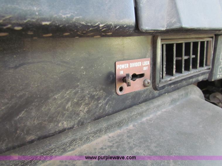 image for item AE9056 1991 International 8200 semi truck