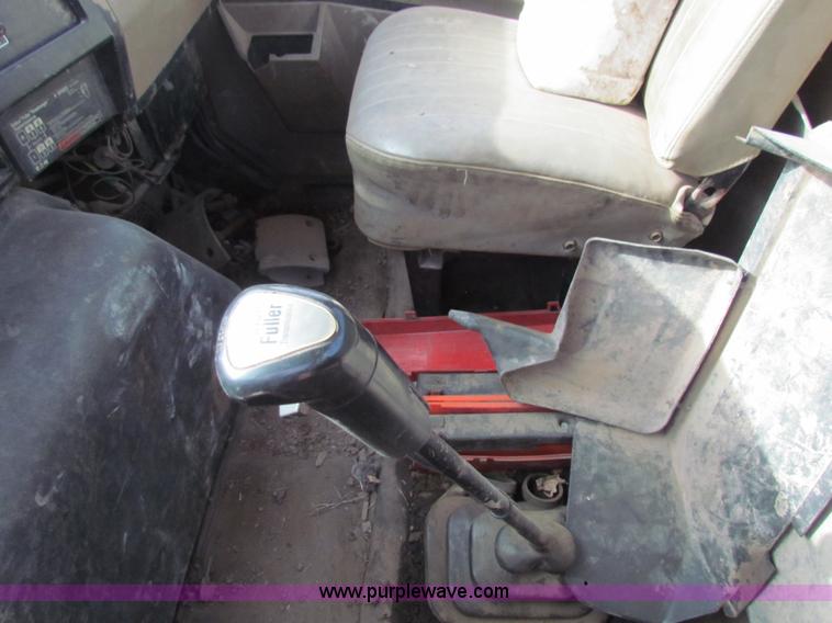 image for item AE9056 1991 International 8200 semi truck