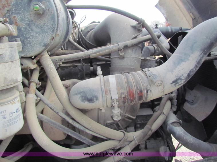 image for item AE9056 1991 International 8200 semi truck