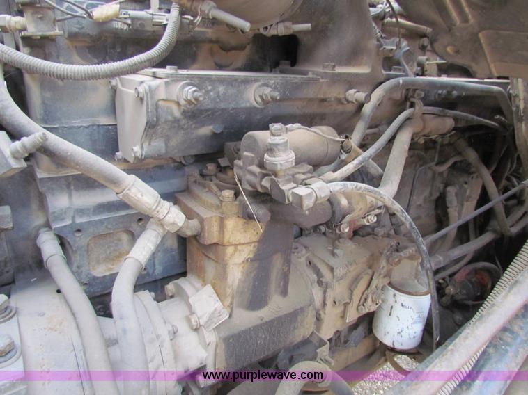 image for item AE9056 1991 International 8200 semi truck