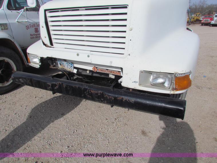 image for item AE9056 1991 International 8200 semi truck