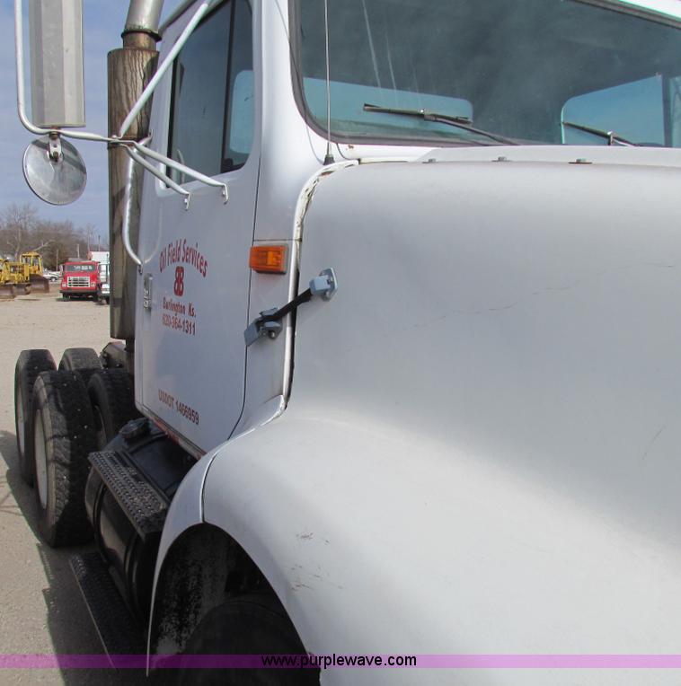 image for item AE9056 1991 International 8200 semi truck