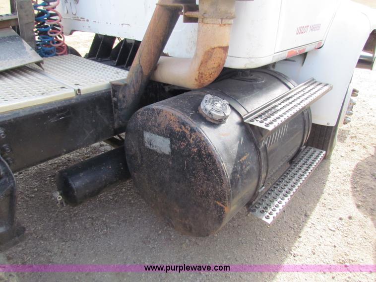 image for item AE9056 1991 International 8200 semi truck