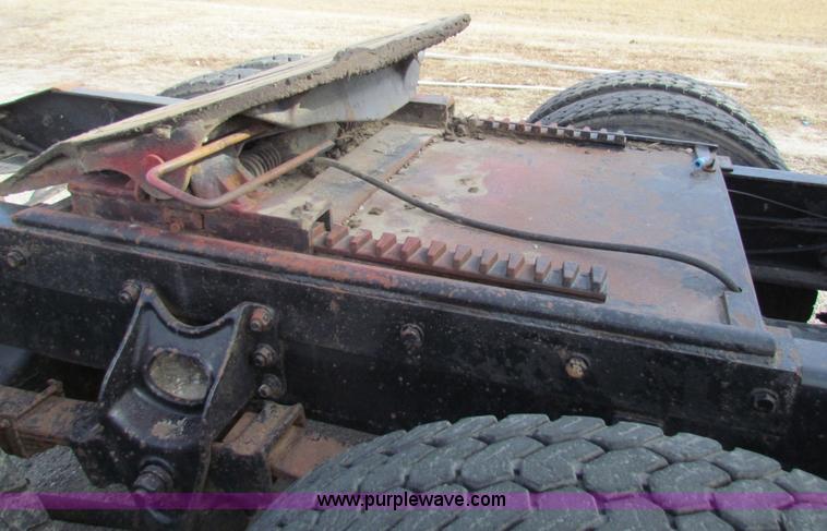 image for item AE9056 1991 International 8200 semi truck