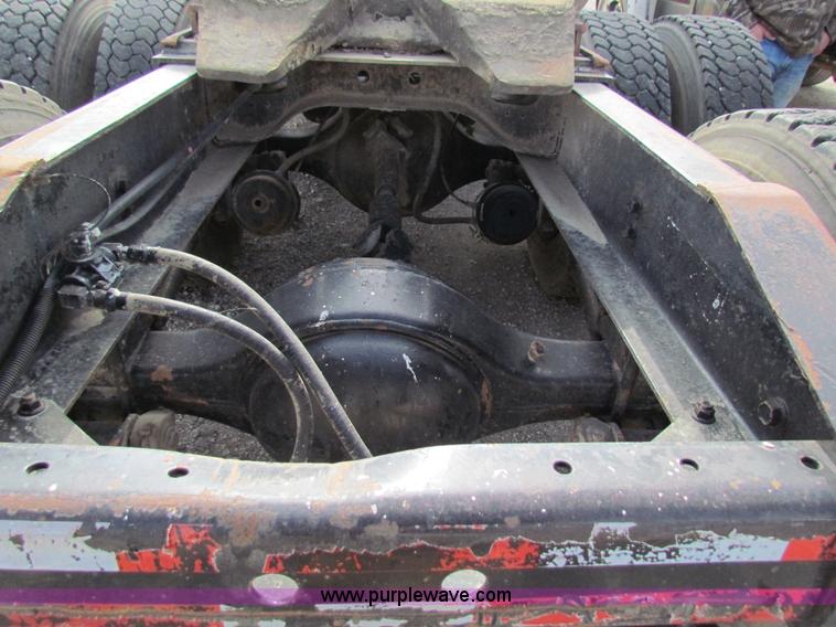 image for item AE9056 1991 International 8200 semi truck