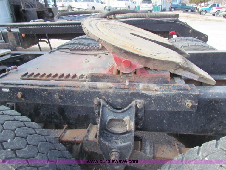 image for item AE9056 1991 International 8200 semi truck