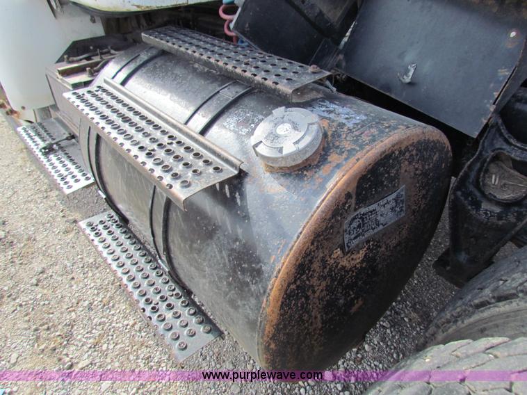 image for item AE9056 1991 International 8200 semi truck