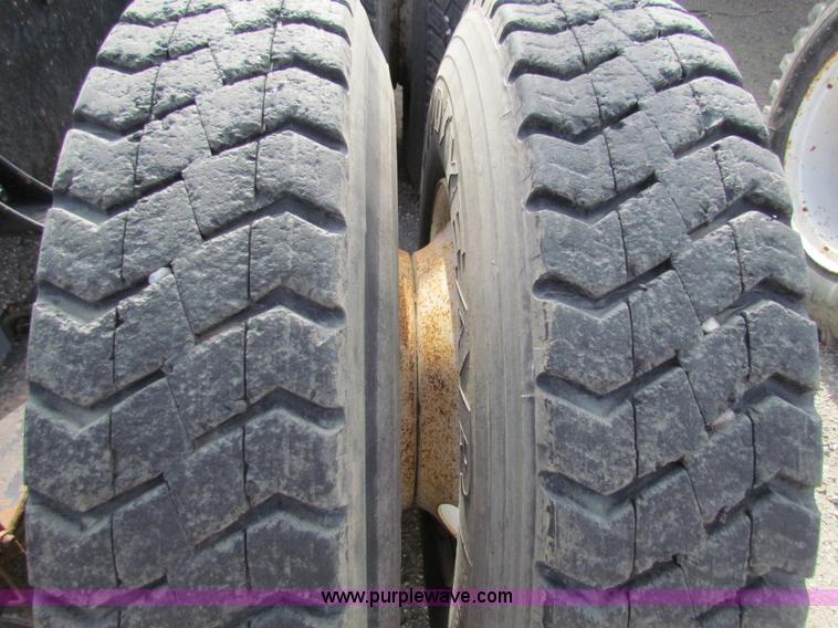 image for item AE9056 1991 International 8200 semi truck