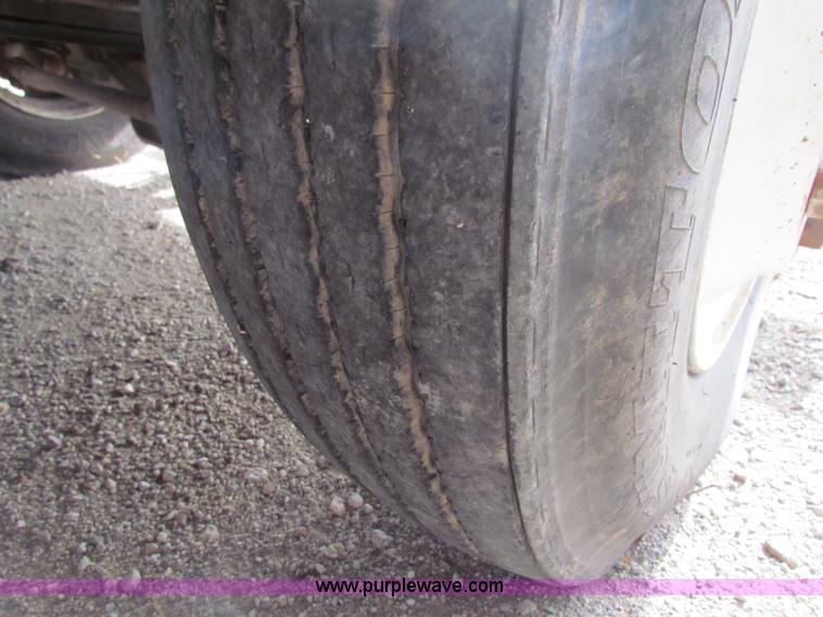 image for item AE9056 1991 International 8200 semi truck