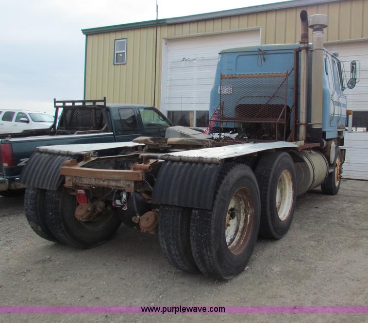 image for item AE9058 1976 International Transtar II semi truck