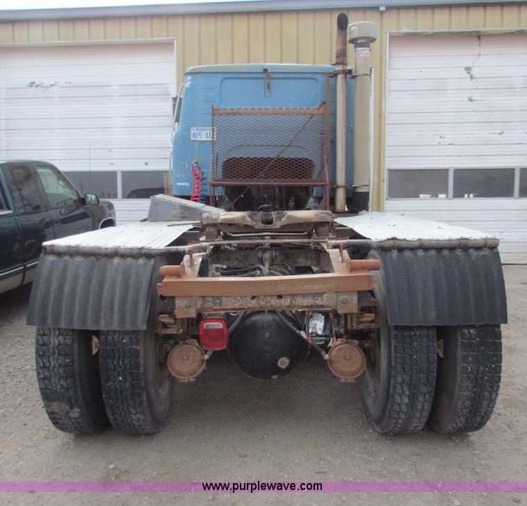 image for item AE9058 1976 International Transtar II semi truck