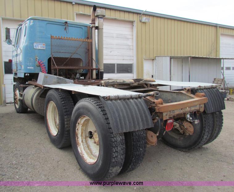 image for item AE9058 1976 International Transtar II semi truck