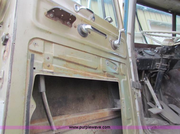 image for item AE9058 1976 International Transtar II semi truck