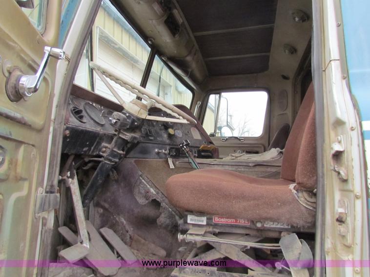 image for item AE9058 1976 International Transtar II semi truck