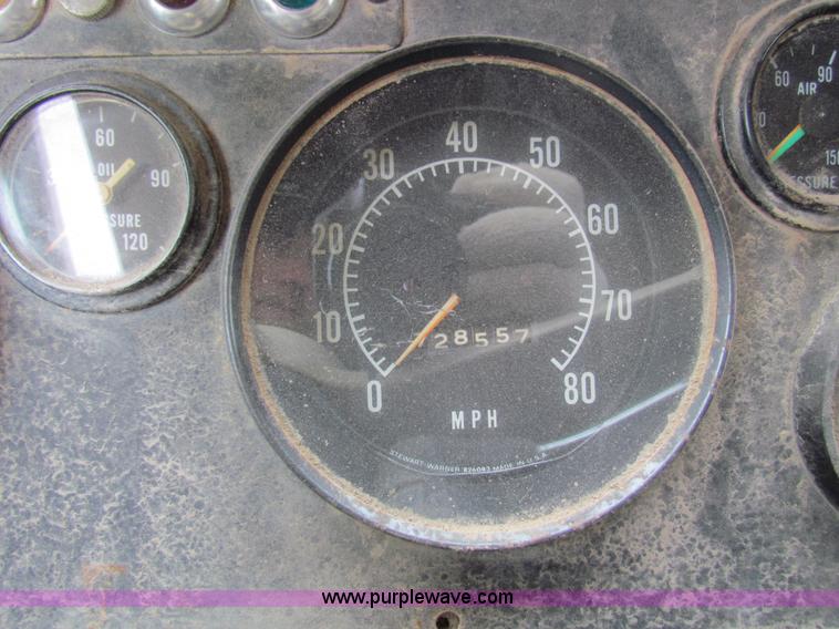 image for item AE9058 1976 International Transtar II semi truck