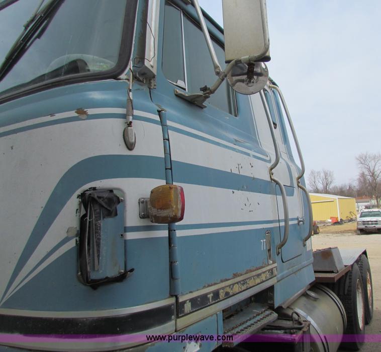 image for item AE9058 1976 International Transtar II semi truck