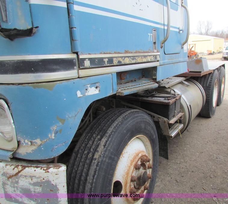 image for item AE9058 1976 International Transtar II semi truck