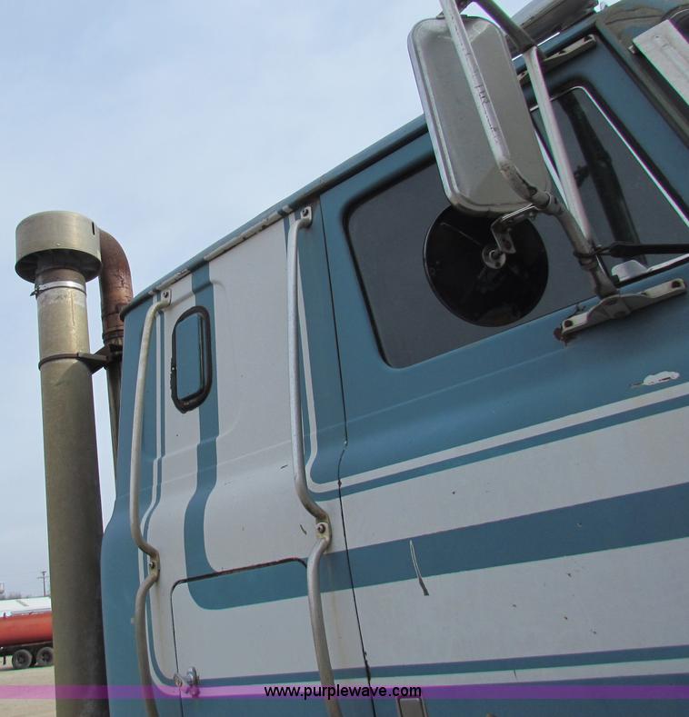 image for item AE9058 1976 International Transtar II semi truck