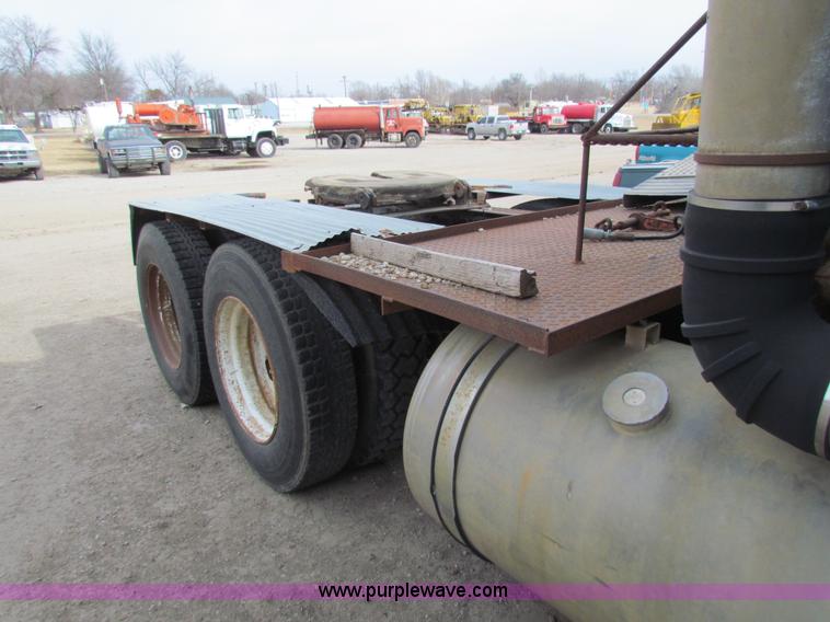 image for item AE9058 1976 International Transtar II semi truck