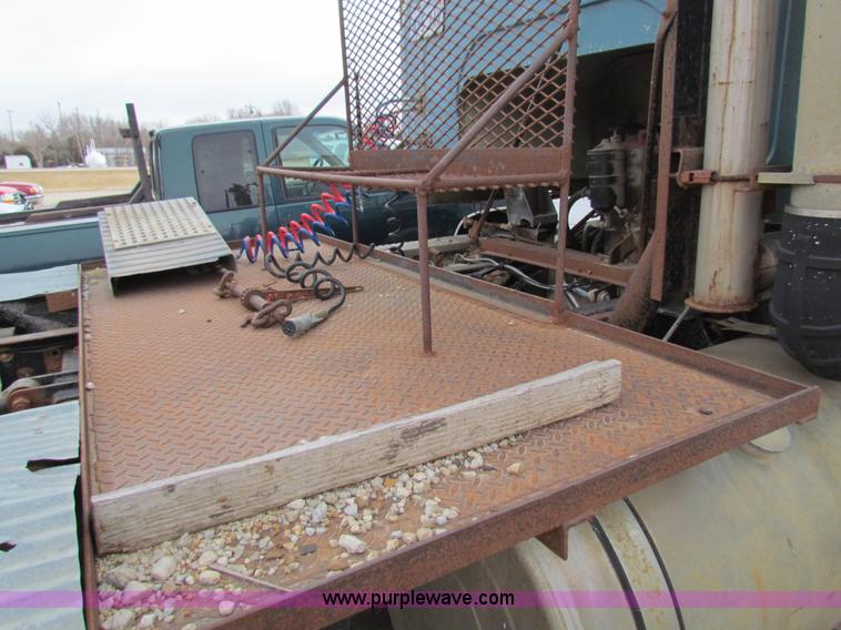 image for item AE9058 1976 International Transtar II semi truck