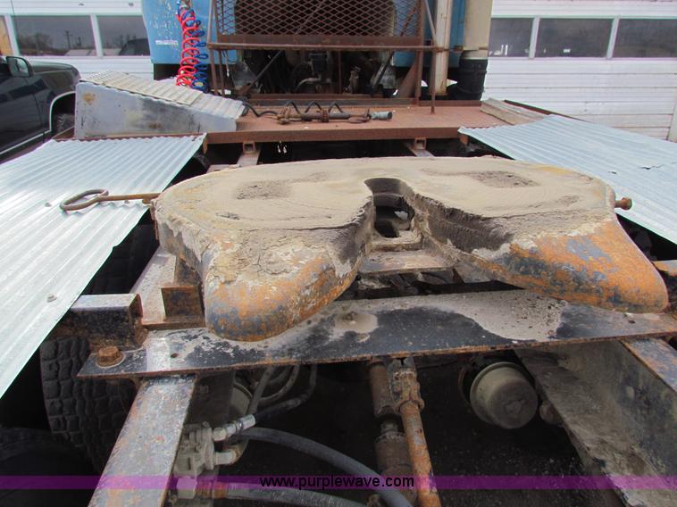 image for item AE9058 1976 International Transtar II semi truck