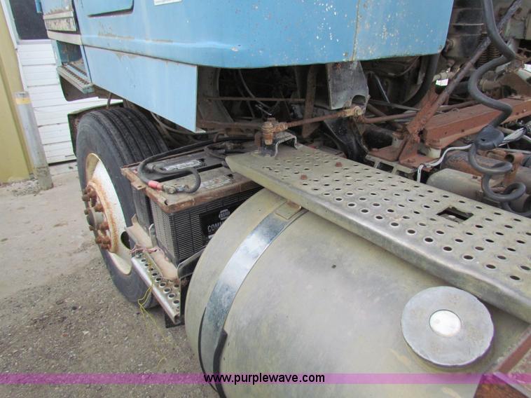 image for item AE9058 1976 International Transtar II semi truck